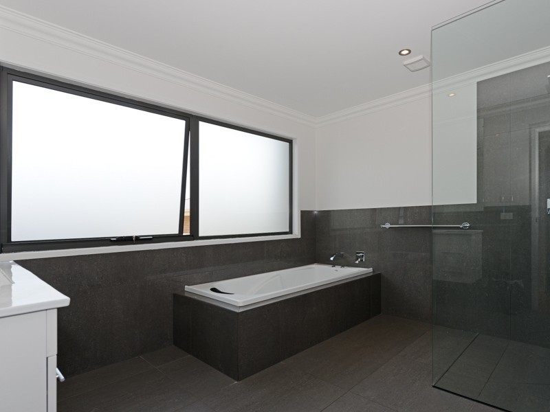 8 Queens Parade, Kingston TAS 7050