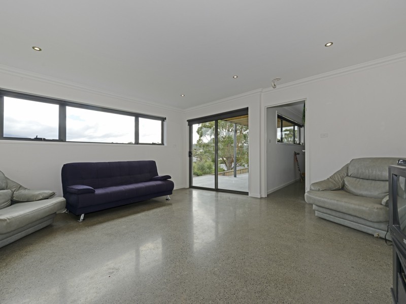 8 Queens Parade, Kingston TAS 7050