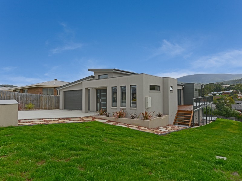 8 Queens Parade, Kingston TAS 7050