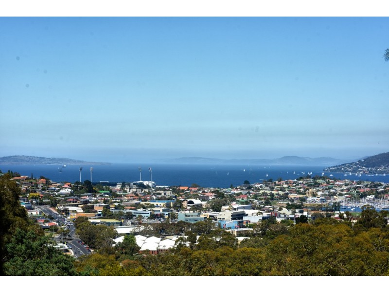 8 Marril Street, Lindisfarne TAS 7015