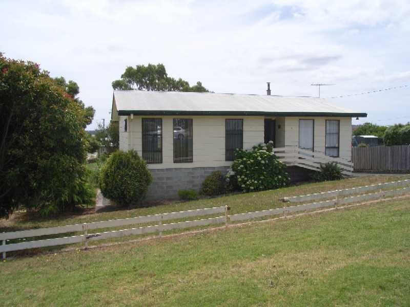 16 Ernest Street, Beauty Point TAS 7270