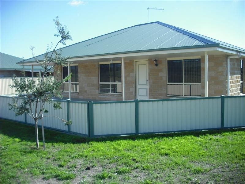 2/197 Mainwaring Street, Beauty Point TAS 7270