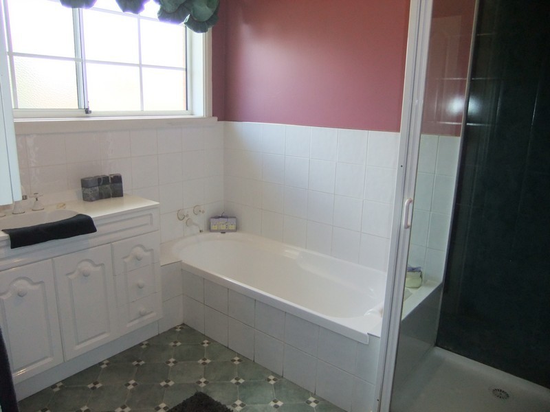 7 Snow  St, Newnham TAS 7248