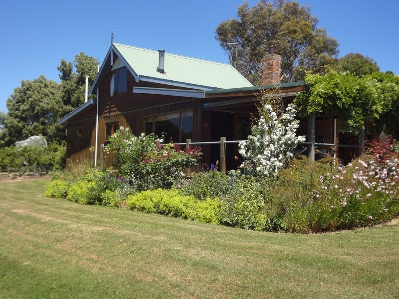 8 Flinders Street, Beauty Point TAS 7270