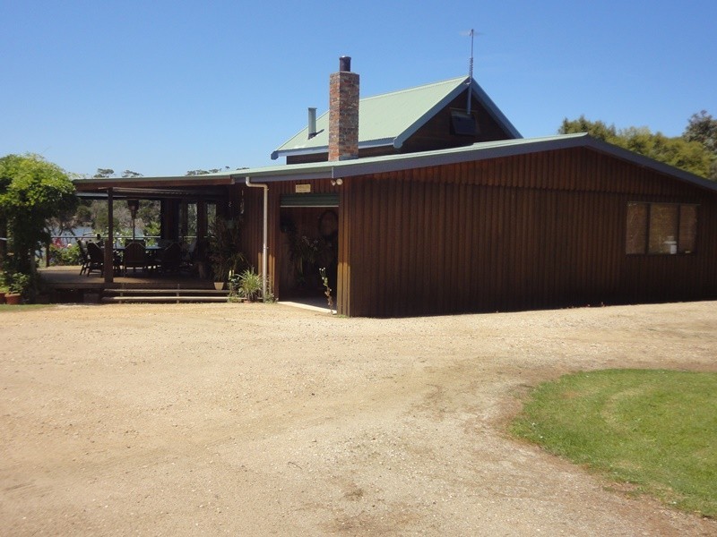 8 Flinders Street, Beauty Point TAS 7270