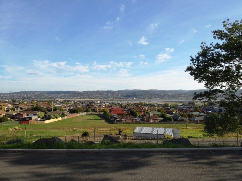 2/24 Roberts Cres, Newnham TAS 7248