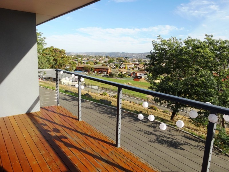 2/24 Roberts Cres, Newnham TAS 7248