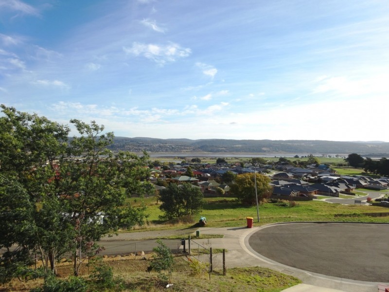 2/24 Roberts Cres, Newnham TAS 7248