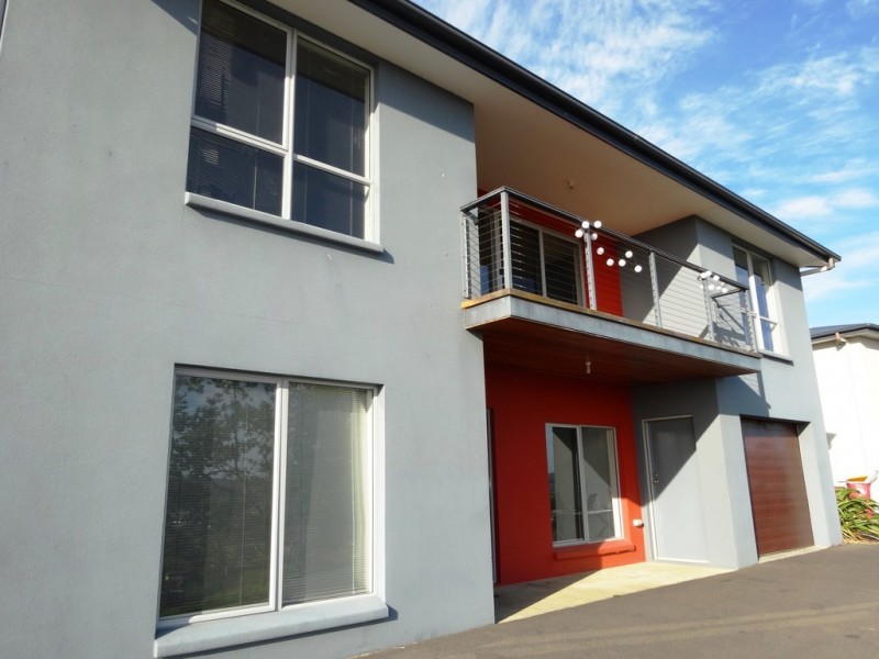 2/24 Roberts Cres, Newnham TAS 7248