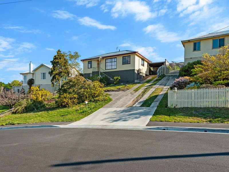 16 Pekurn Crescent, Berriedale TAS 7011