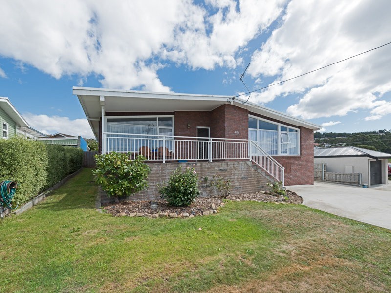 205 Roslyn Avenue, Blackmans Bay TAS 7052