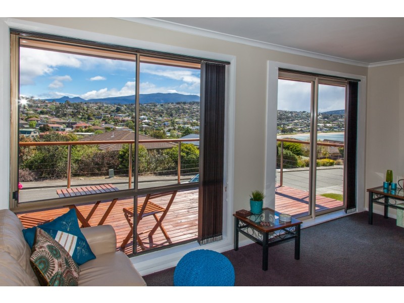 2/6 Flowerpot Crescent, Blackmans Bay TAS 7052