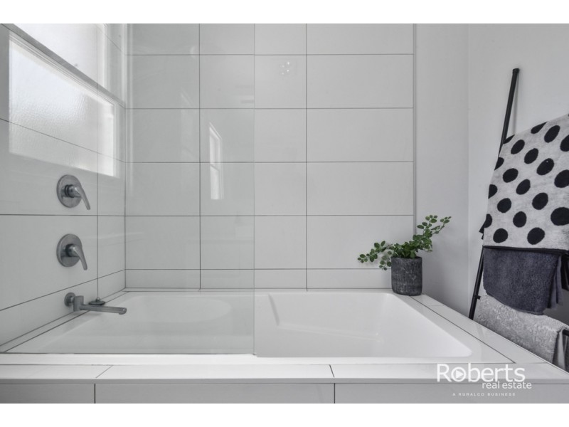11 Connaught Place, West Launceston TAS 7250