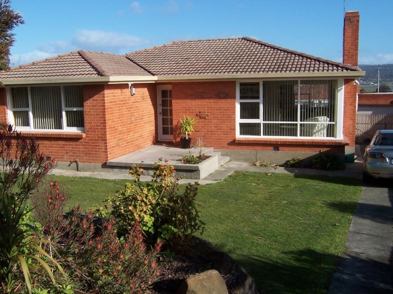 13 Helenwood Grove, Newnham TAS 7248