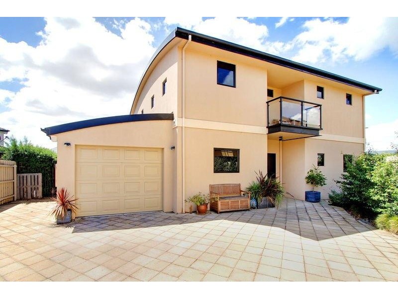 2/5 England Place, Newstead TAS 7250