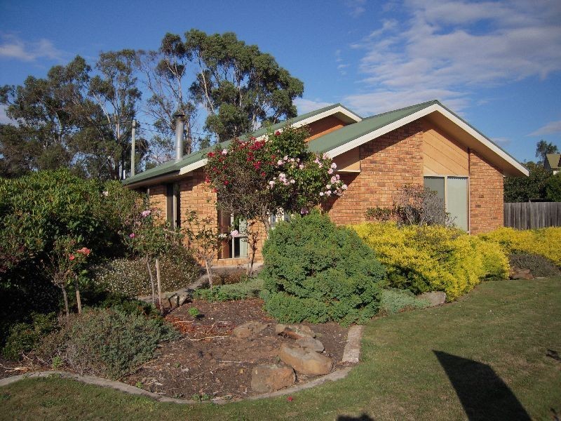 1  Honeysuckle Grove, Evandale TAS 7212