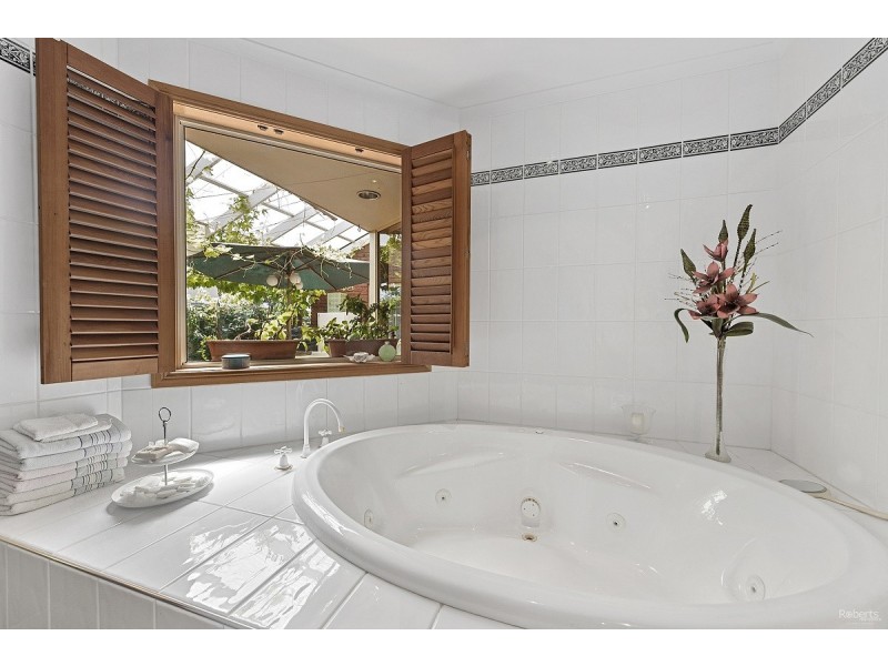 18 Bluewater Crescent, Shearwater TAS 7307