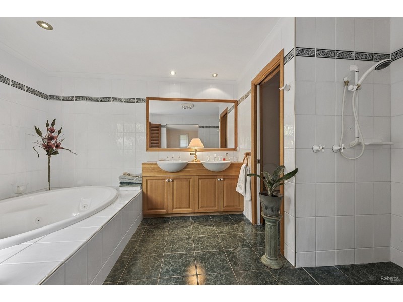 18 Bluewater Crescent, Shearwater TAS 7307