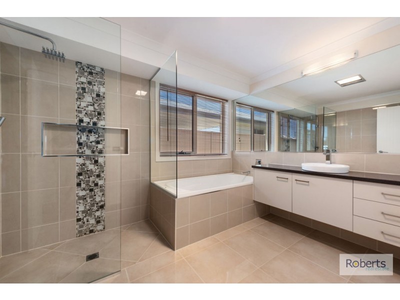 4 Banksia Rise, Shearwater TAS 7307