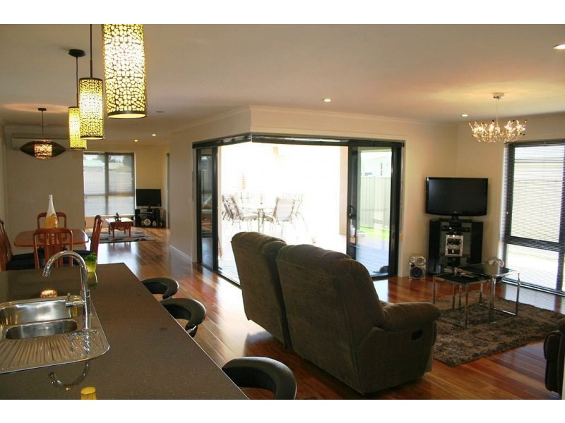 8 Banksia Rise, Shearwater TAS 7307