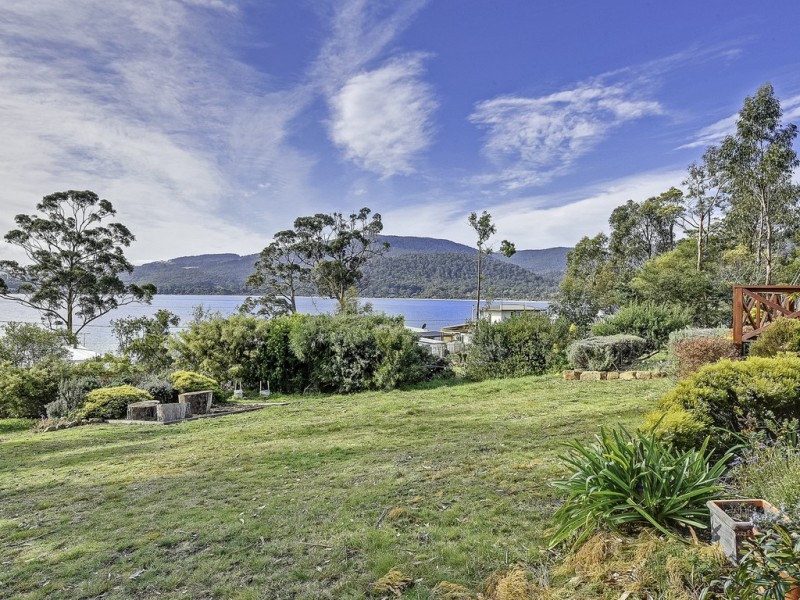 2 Spaulding Street, White Beach TAS 7184
