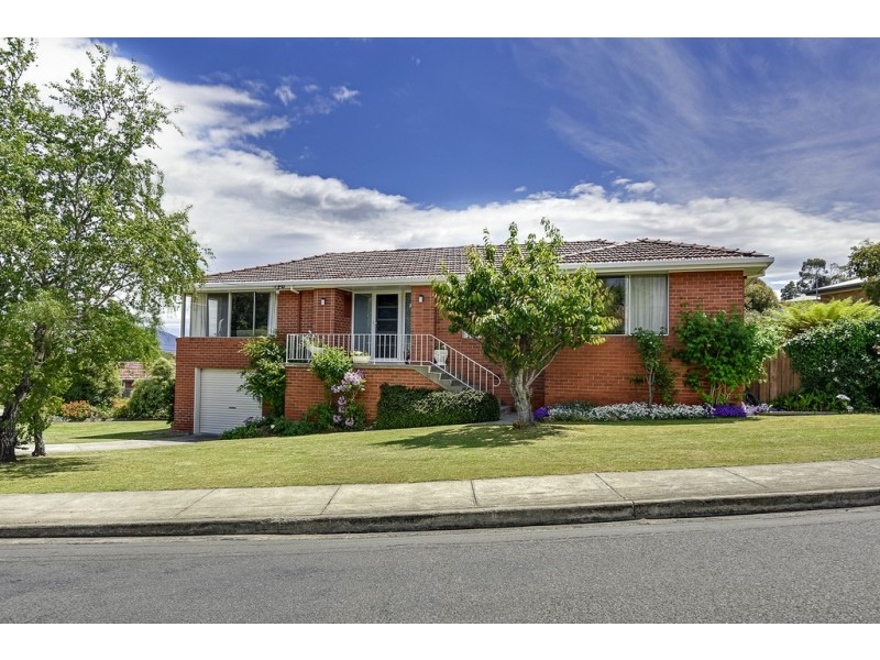 32 Henley Street, Lindisfarne TAS 7015