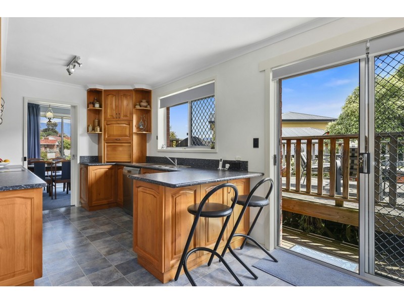 32 Henley Street, Lindisfarne TAS 7015