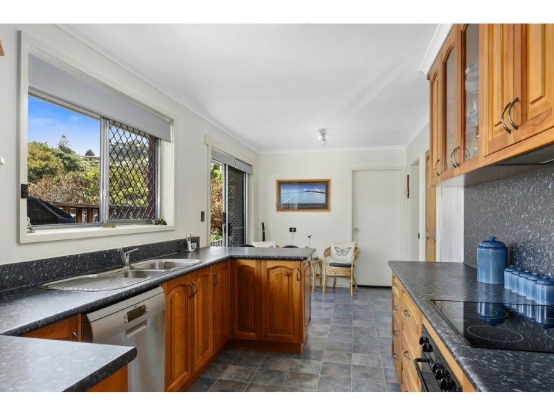 32 Henley Street, Lindisfarne TAS 7015