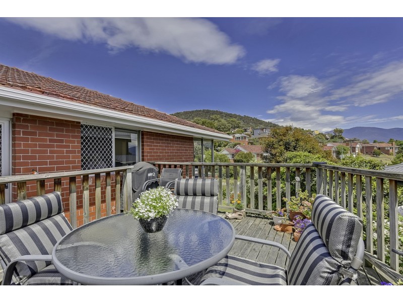 32 Henley Street, Lindisfarne TAS 7015
