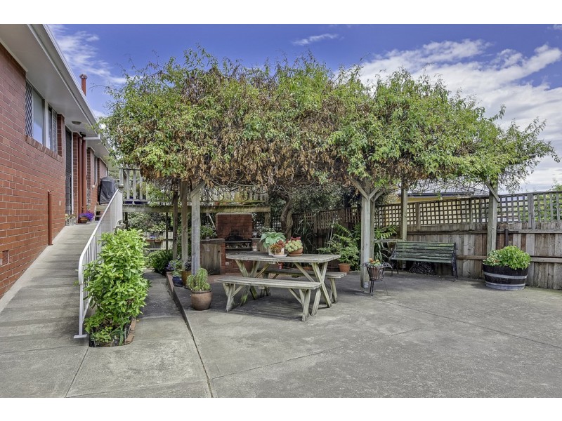 32 Henley Street, Lindisfarne TAS 7015