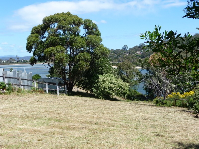 8 Erle Street West, Carlton River TAS 7173