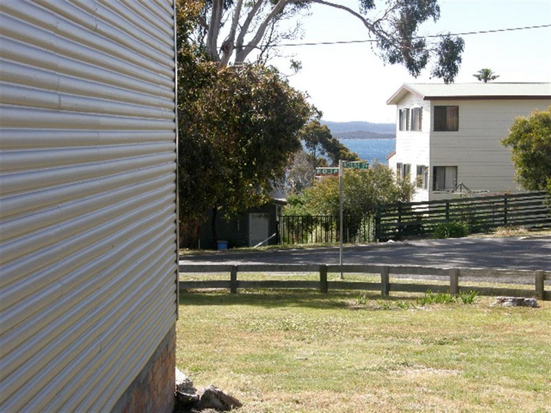 2 Highcrest Avenue, Binalong Bay TAS 7216