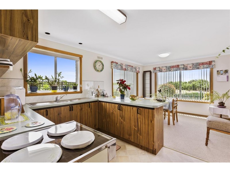 8 Penguin Road, West Ulverstone TAS 7315