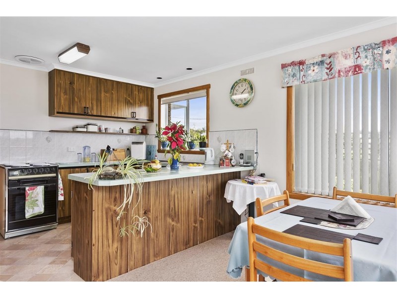 8 Penguin Road, West Ulverstone TAS 7315