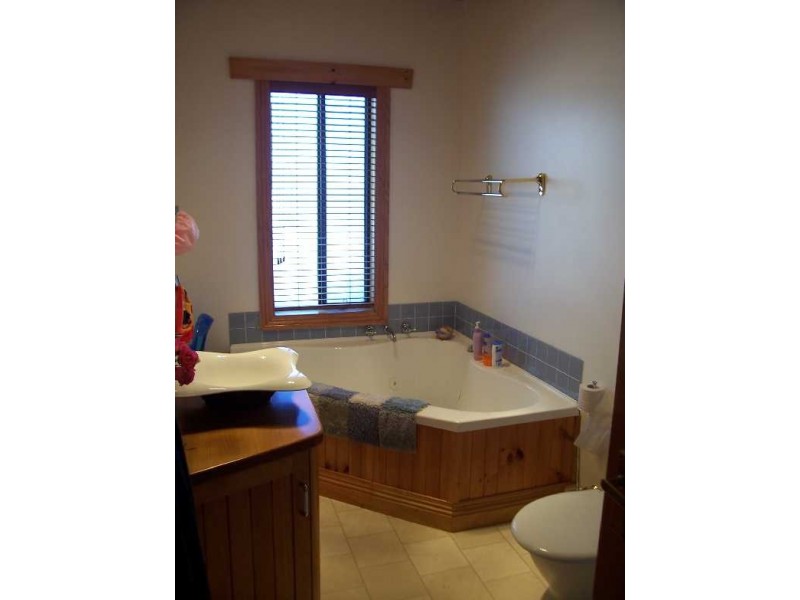 27 PENGUIN RD, Ulverstone TAS 7315