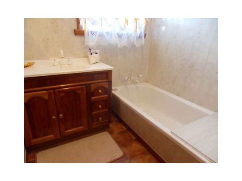 8 Guy Crescent, Somerset TAS 7322