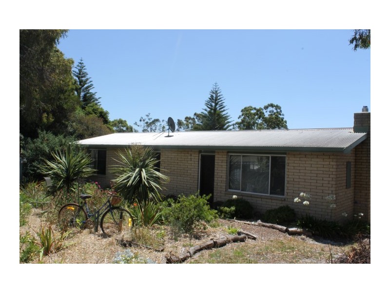 2 Kenelm Avenue, Sisters Beach TAS 7321