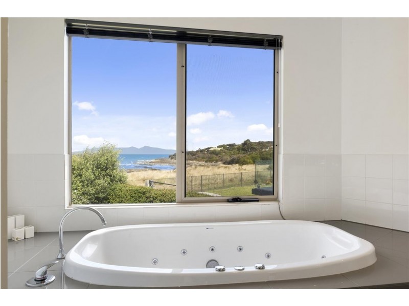 1/11 Aqua Sands Drive, Swansea TAS 7190