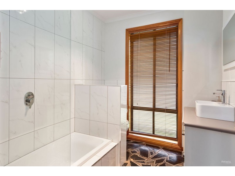18 Highcrest Avenue, Binalong Bay TAS 7216