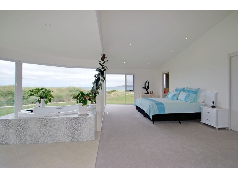 Dolphin Sands TAS 7190