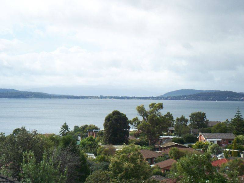 18 Calder Crescent, Blackmans Bay TAS 7052