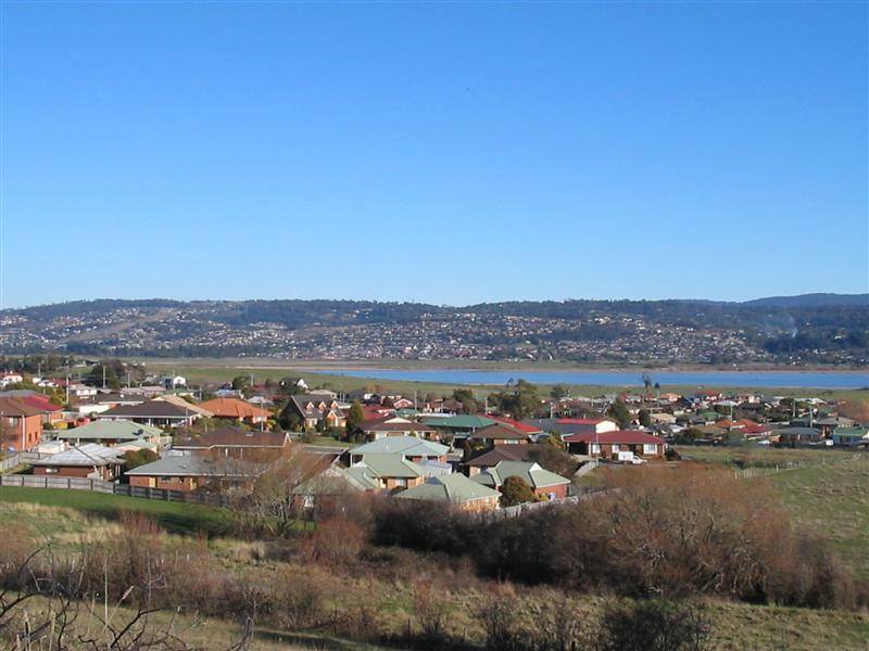 37 Roberts Crescent, Newnham TAS 7248