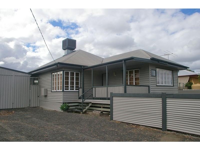 9 Lindsay Street, Dalby QLD 4405