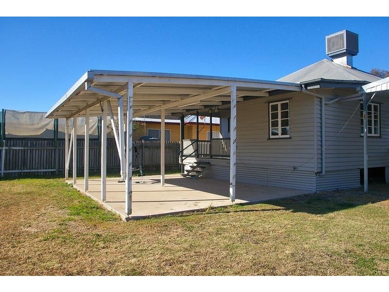 9 Lindsay Street, Dalby QLD 4405