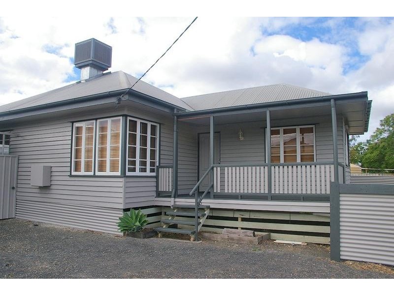 9 Lindsay Street, Dalby QLD 4405