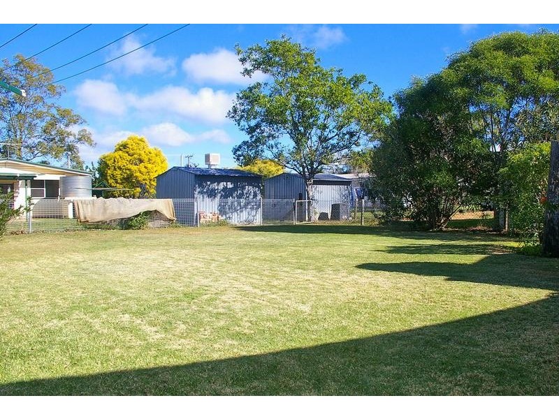 8 Hawthorne Street, Dalby QLD 4405