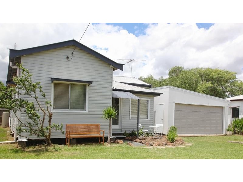 23 Bunya Street, Dalby QLD 4405