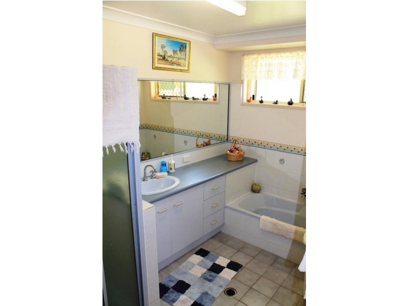 33 Cockatoo Crescent, Gooburrum QLD 4670