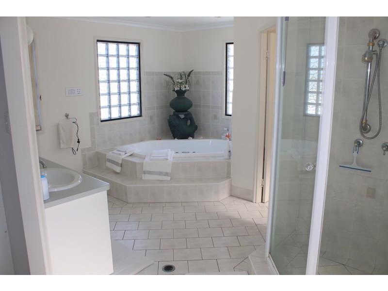 7 Davin Place, Coral Cove QLD 4670