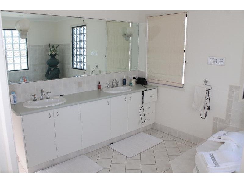 7 Davin Place, Coral Cove QLD 4670